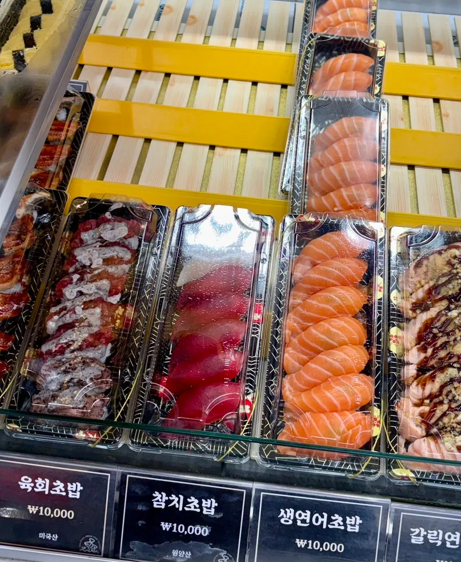 Showcase display of live fish sashimi and mulhoe