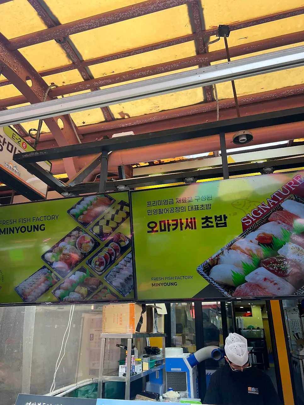 연어초밥을 주문하는 손님이 있는 매장 내부