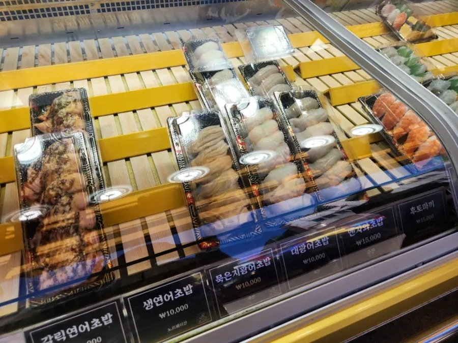 Mulhoe and futomaki displayed together on the case