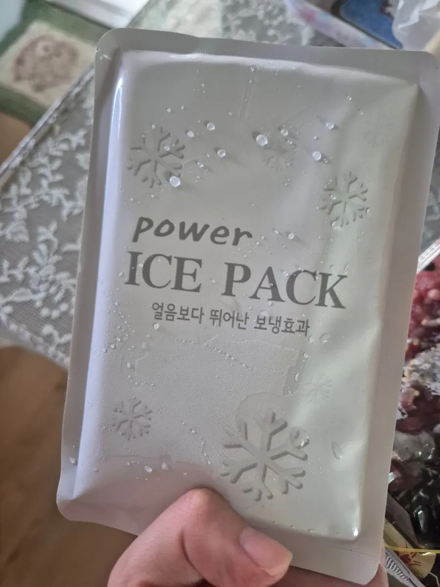 집에서 펼친 포장 초밥 세 팩