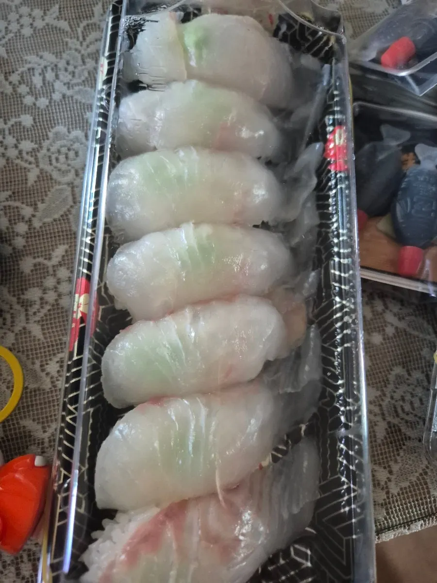 소스가 뿌려진 육회초밥