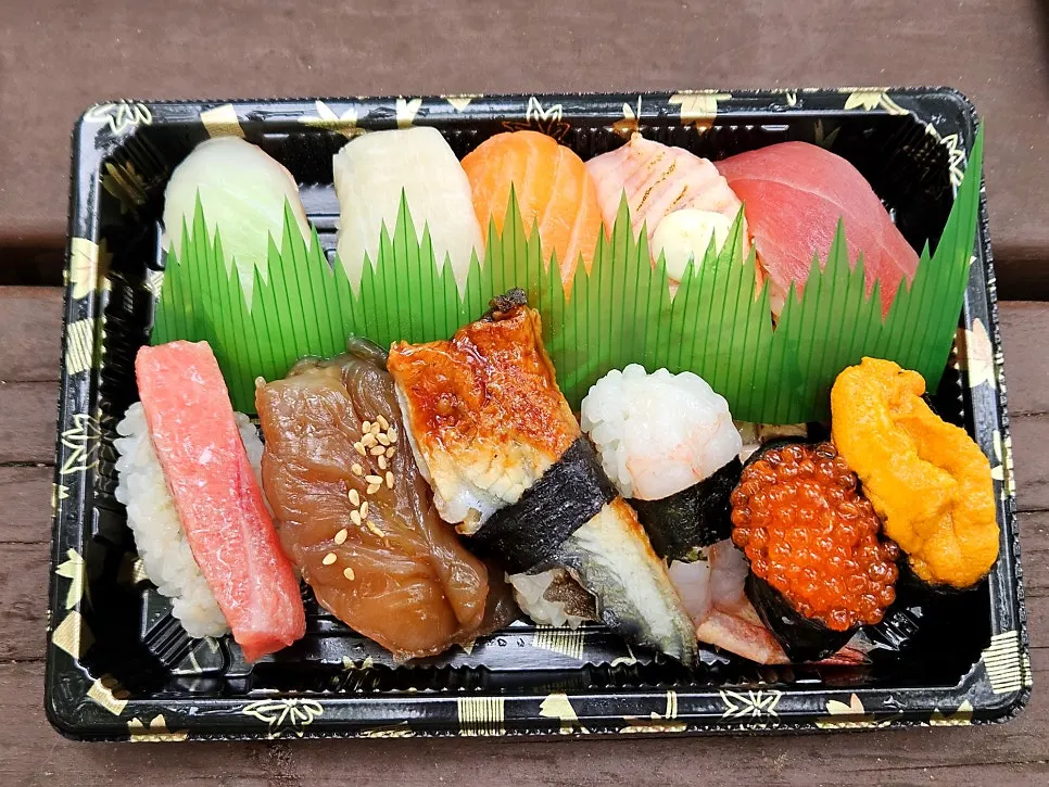 Omakase sushi featuring flatfish, salmon, and tuna
