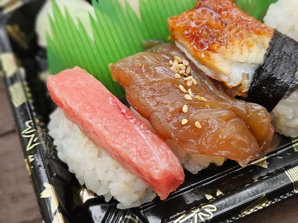 Seared salmon and fatty tuna belly sushi