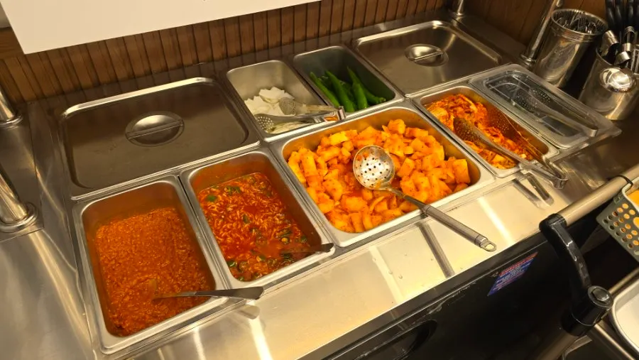 김치와 양파가 있는 셀프바