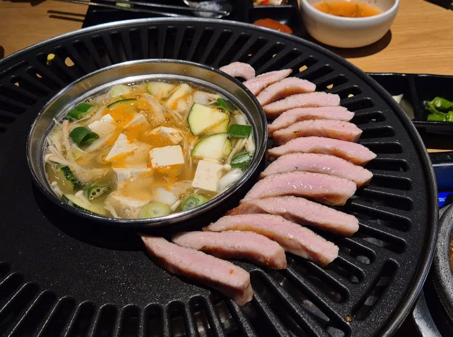 Pre-grilled meat served with dry-ice smoke