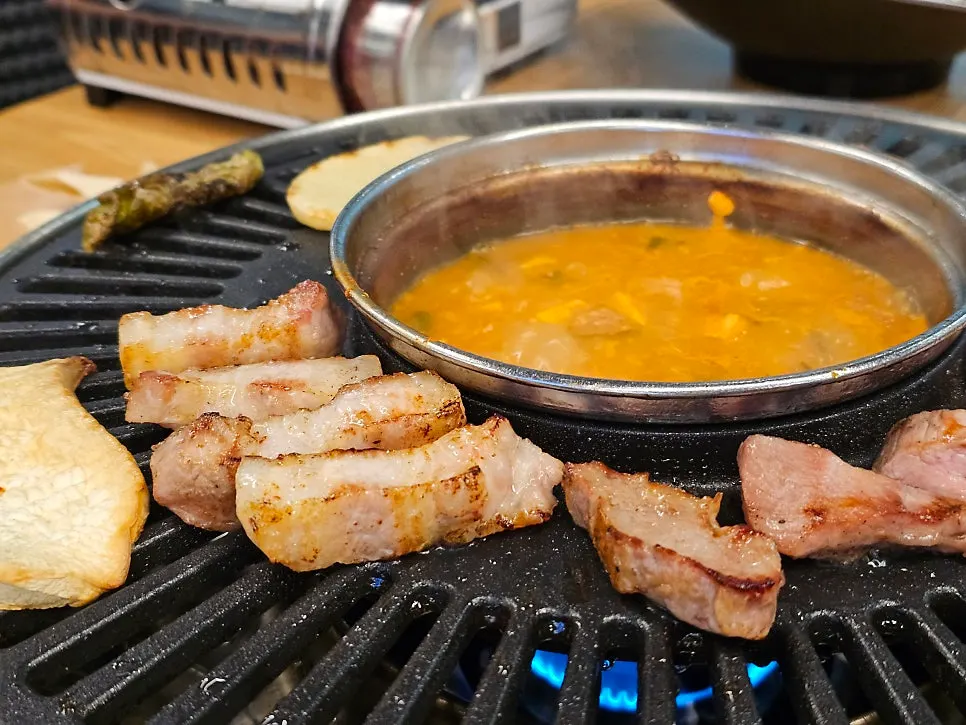 Charcoal pre-grilled meat cut into bite-sized pieces