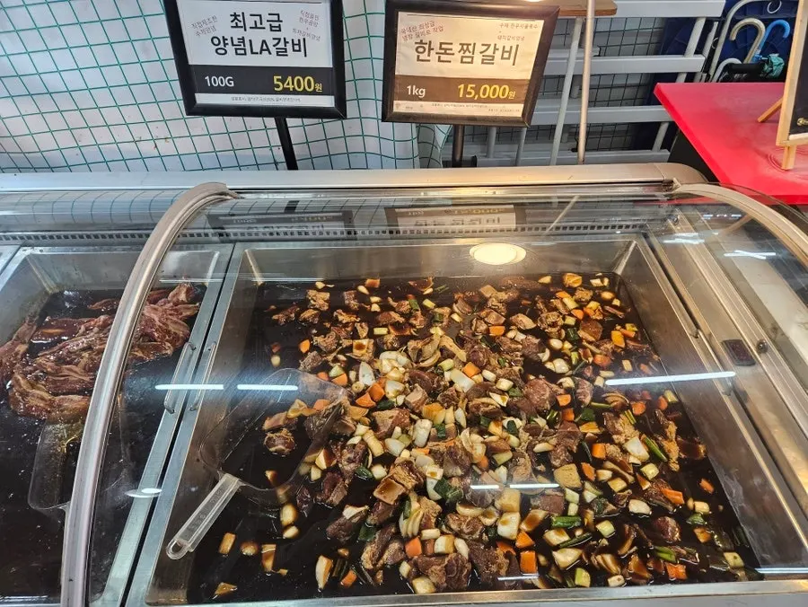 Vacuum-packed marinated meat products