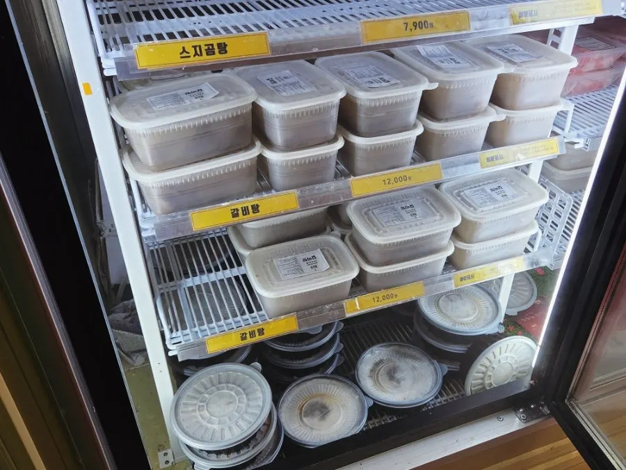 Refrigerated shelf with small-portion soup varieties