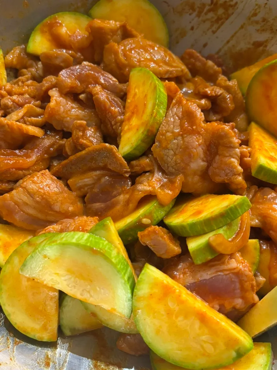Gochujang pork stir-fried with zucchini
