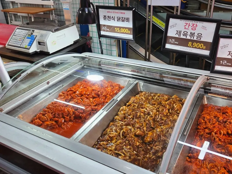 Corner with seasoned meats like dak-galbi and jeyuk-bokkeum