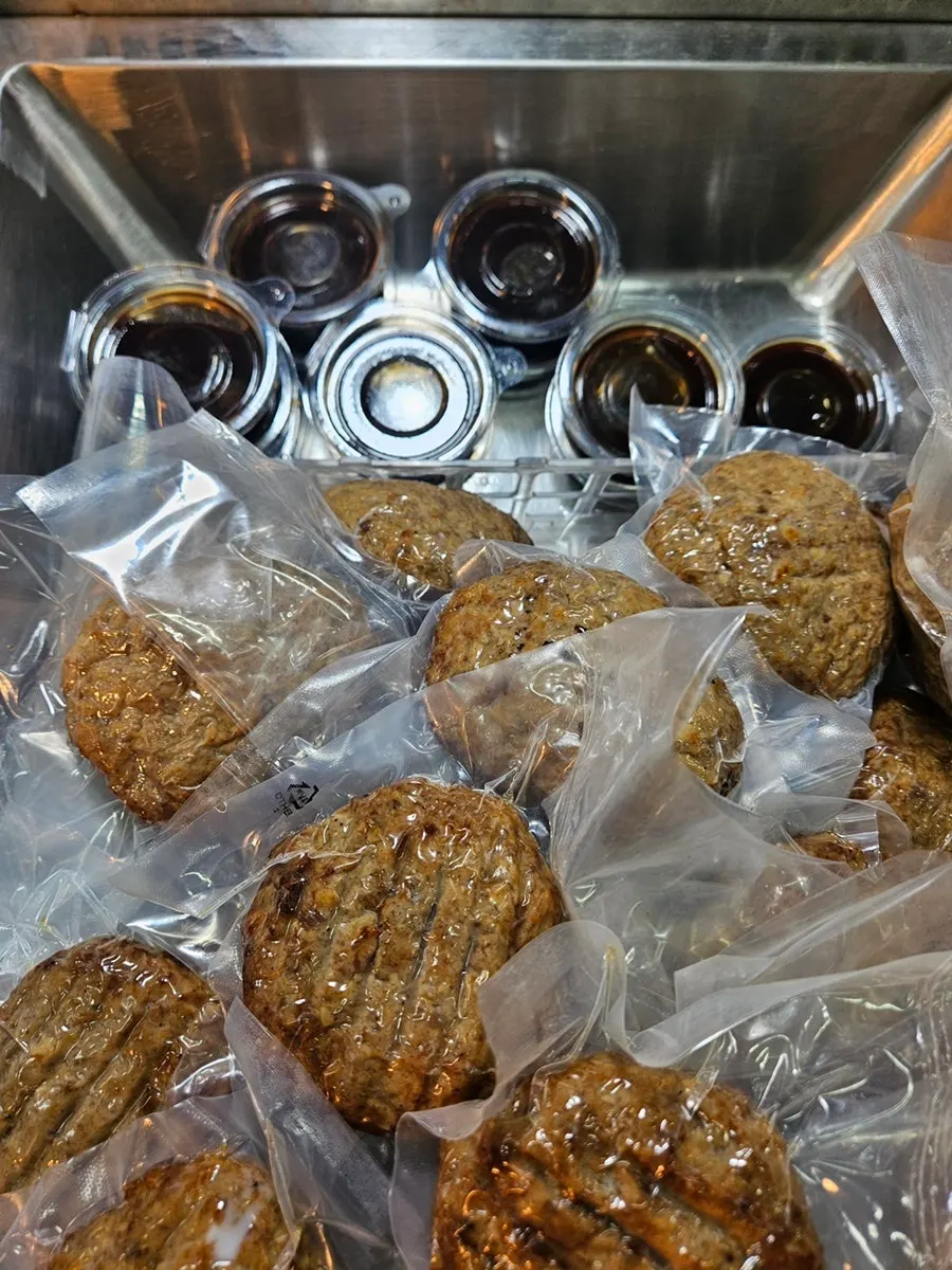 Vacuum-packed hanwoo and handon jumbo tteokgalbi
