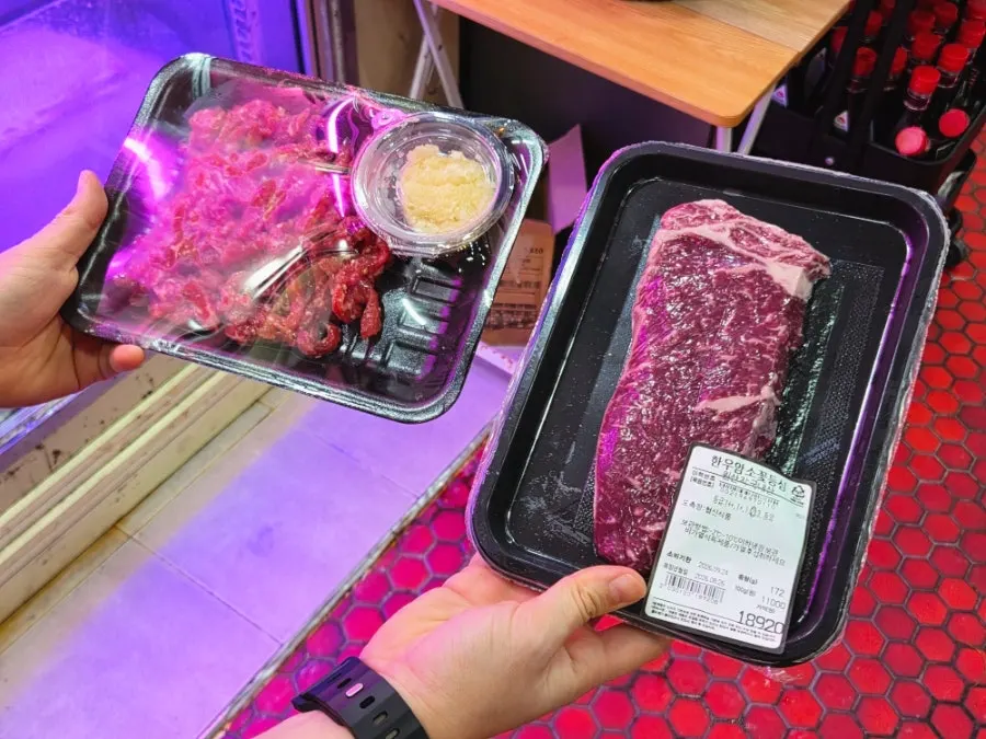 Purchased yukhoe and hanwoo cow flower sirloin, packaged