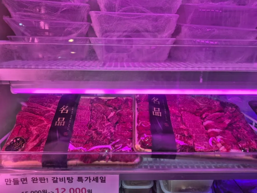 진열대에 놓인 소고기와 돼지고기