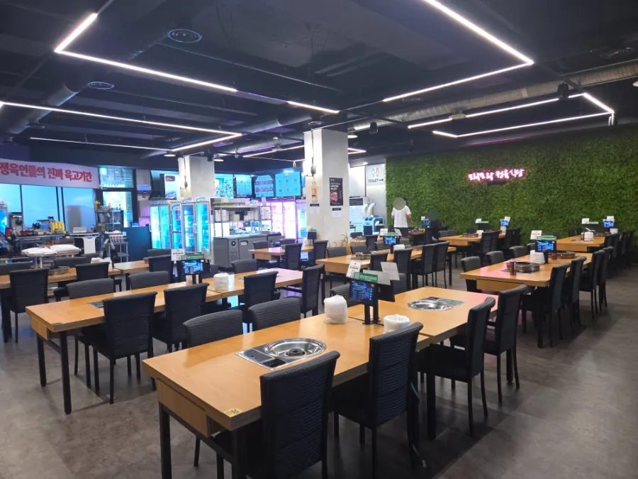 Interior of Morakmorak Jeongyuk Sikdang with wide table spacing