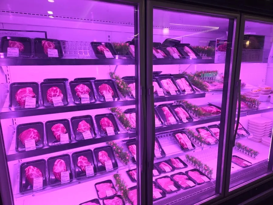 Meat display corner with weight and price labels