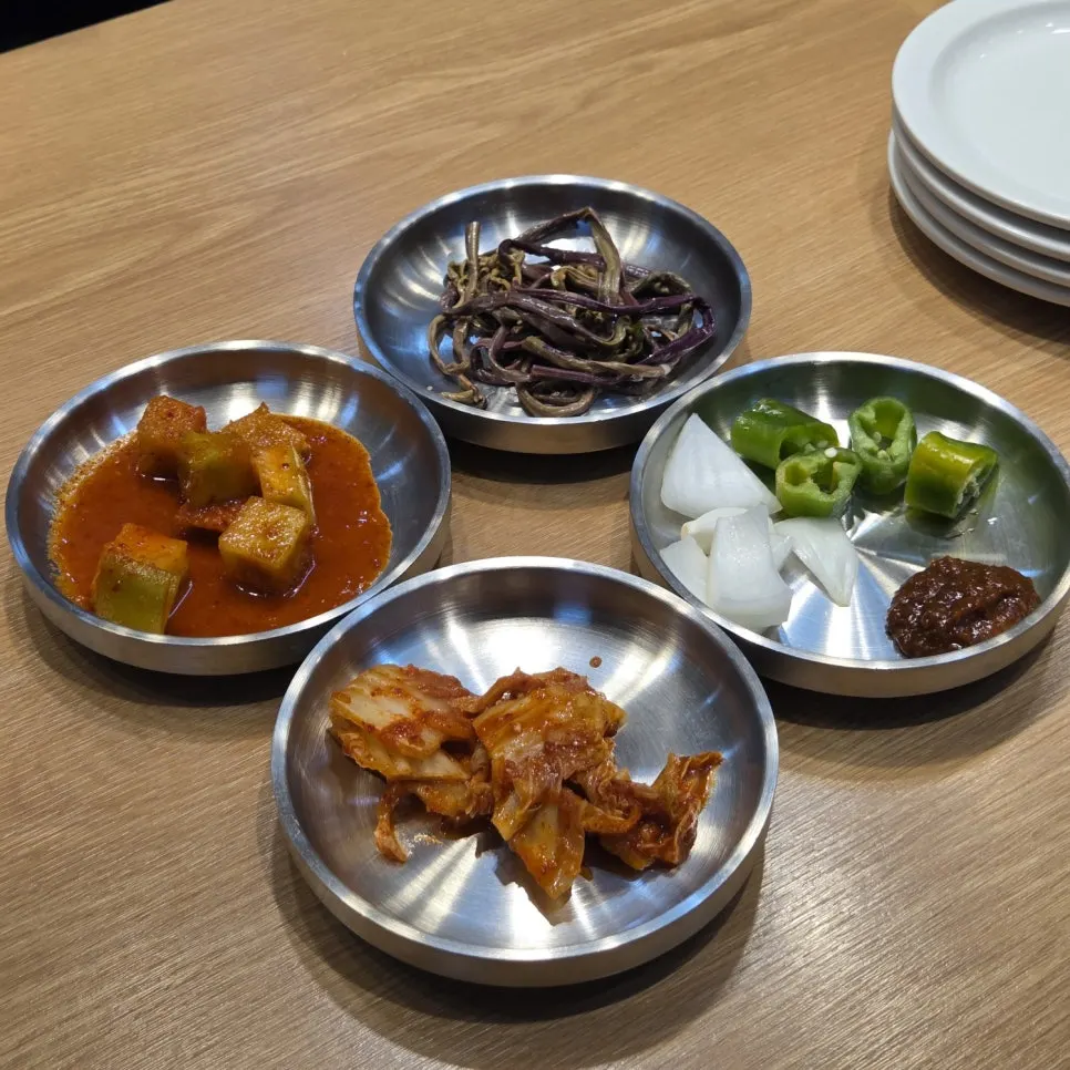 A spread of basic side dishes including kimchi, kkakdugi and bracken fern