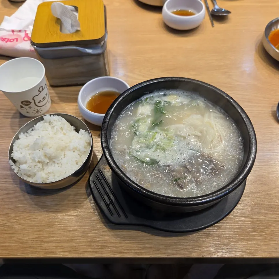 Seolleongtang served in a stone pot with rice