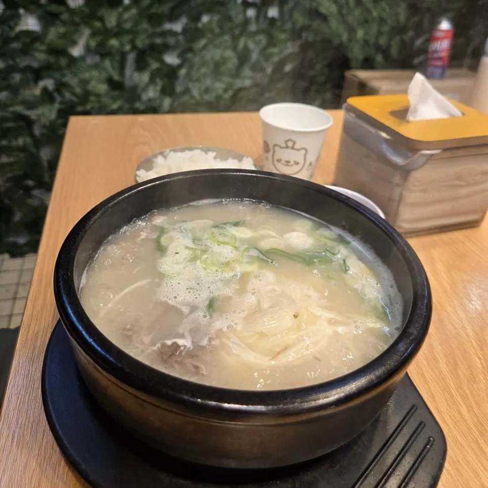 Seolleongtang broth pictured alongside the ox bone broth explanation