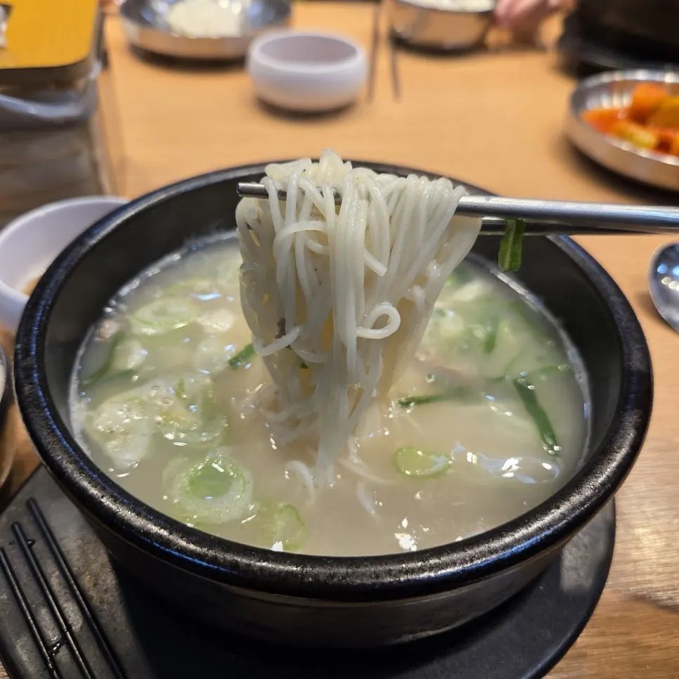 Somyeon noodles lifted out of the seolleongtang