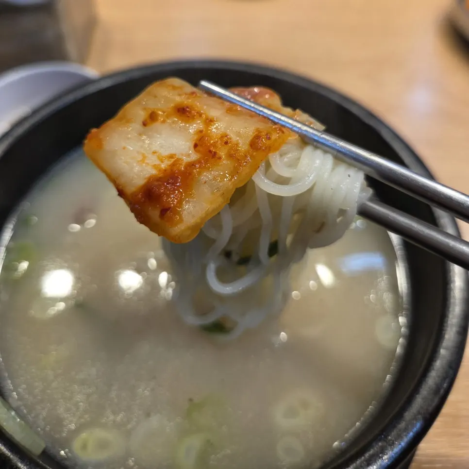 Eating seolleongtang paired with kimchi