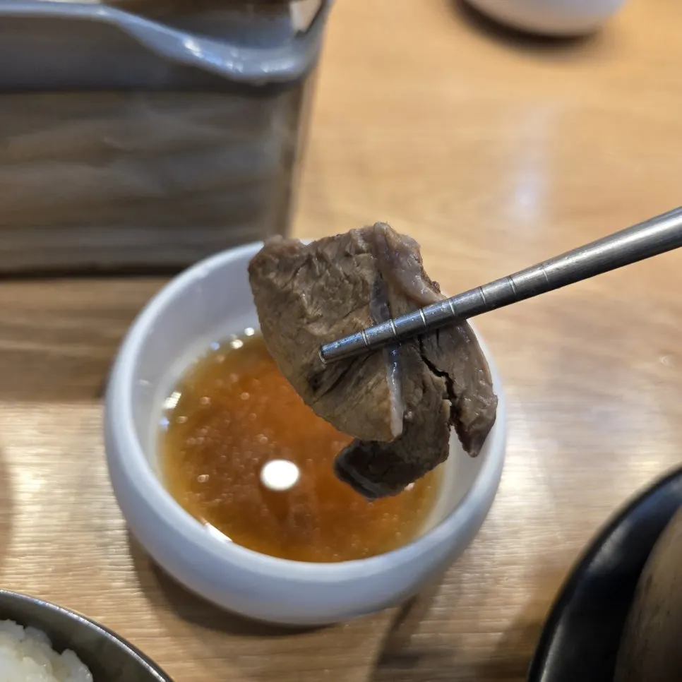 Seolleongtang meat dipped in sauce