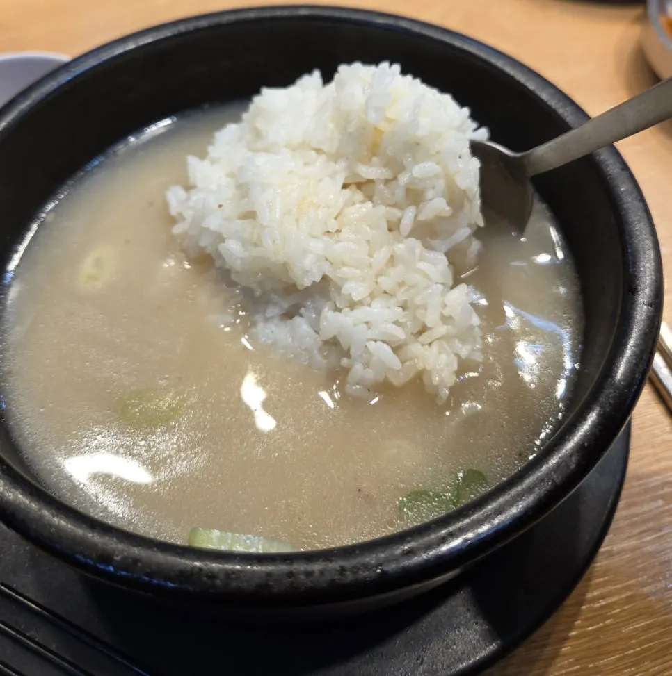 Mixing rice into the seolleongtang broth