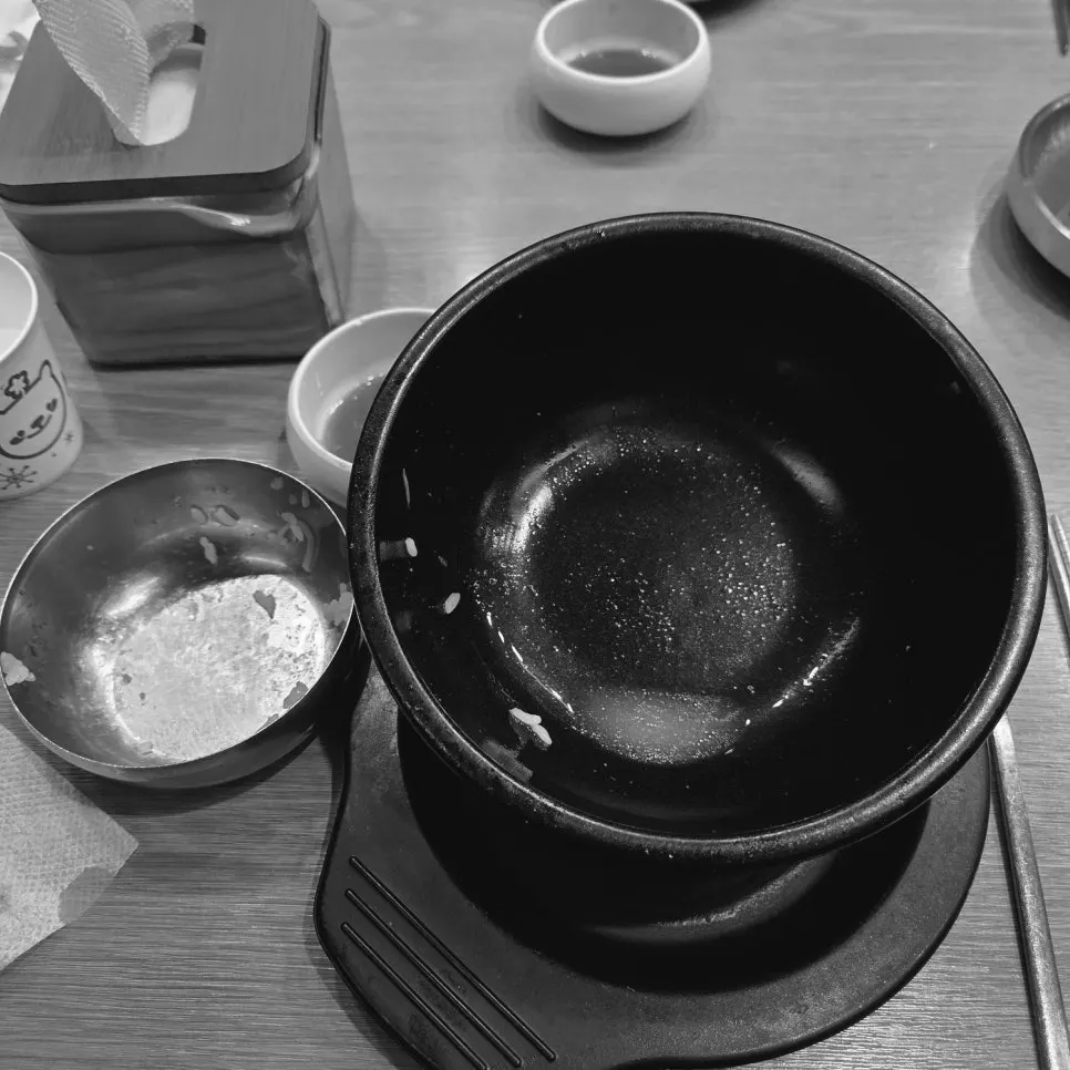 Nearly empty stone pot after finishing the seolleongtang