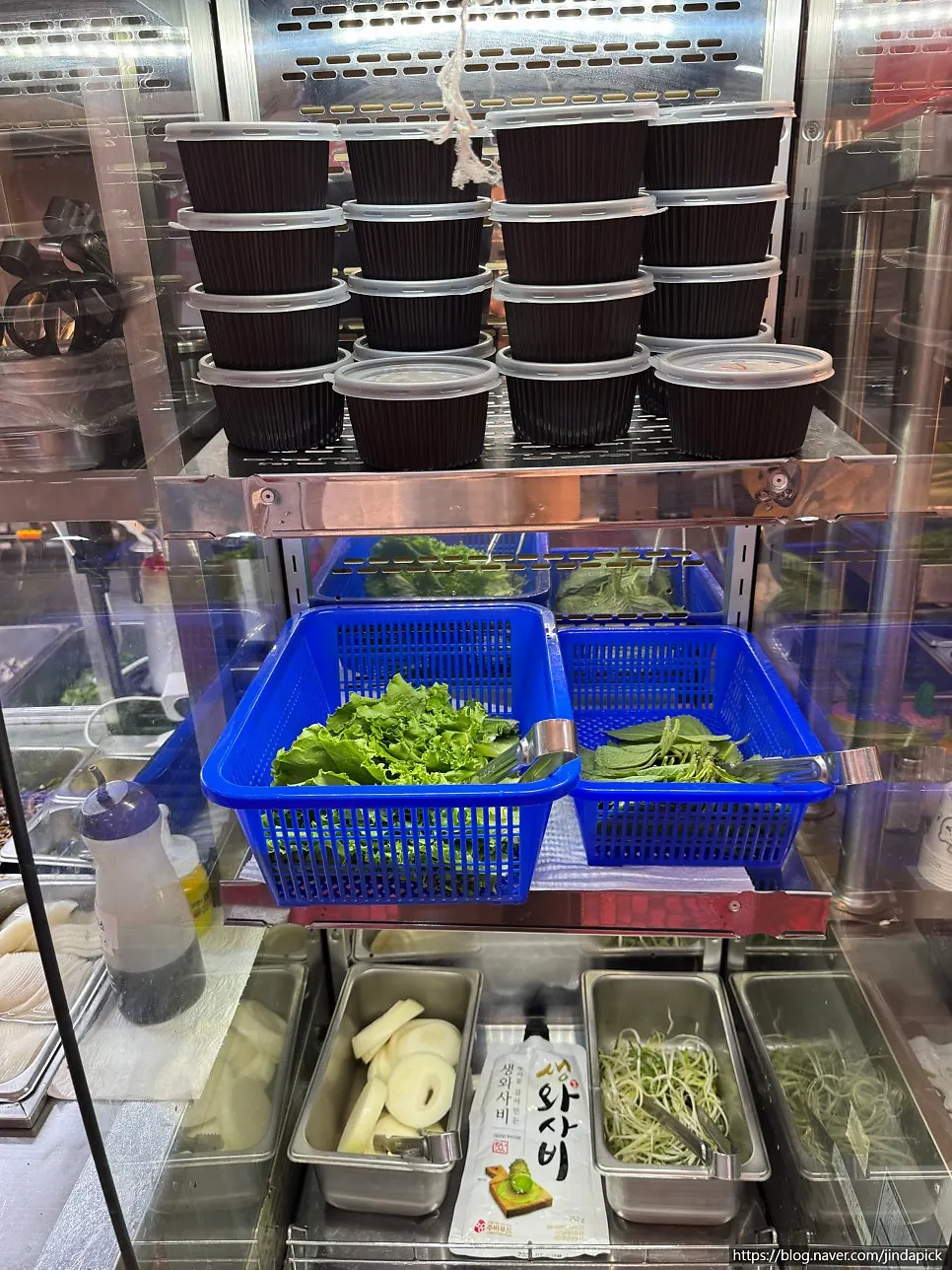 김치와 깍두기, 쌈채소가 놓인 셀프 반찬대