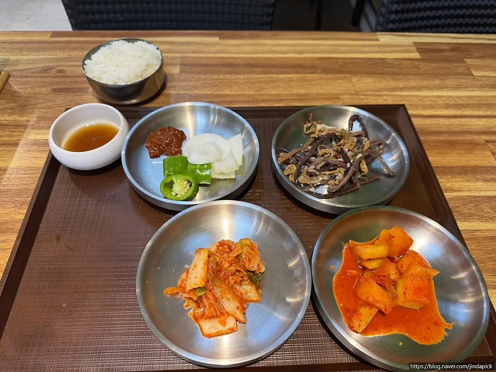접시에 담아 온 고사리나물