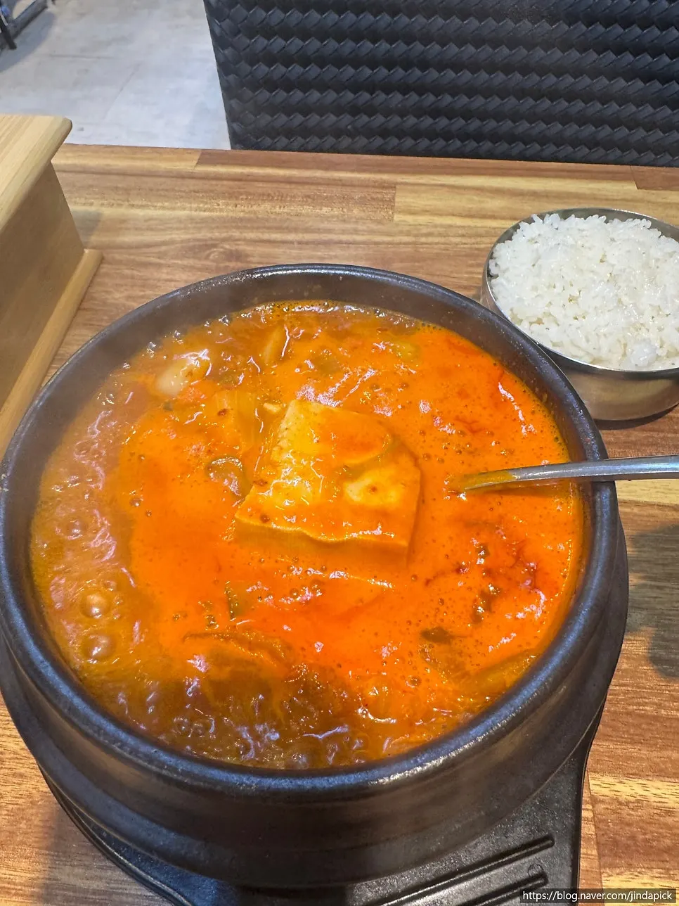 색이 진한 한돈김치찌개