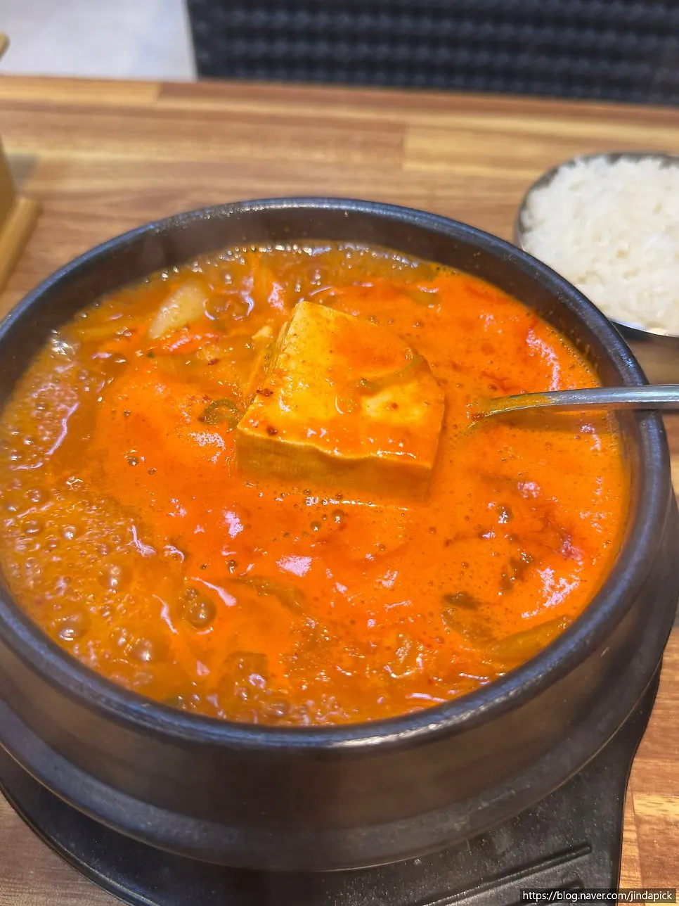 큼직한 두부가 들어간 한돈김치찌개