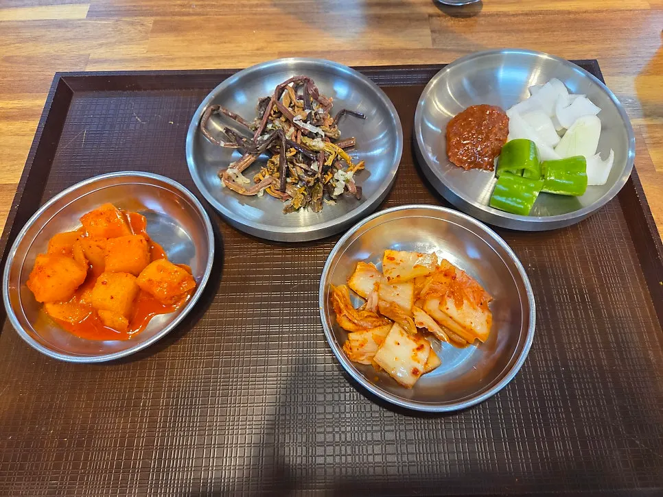 김치와 깍두기 등 기본 밑반찬 상차림