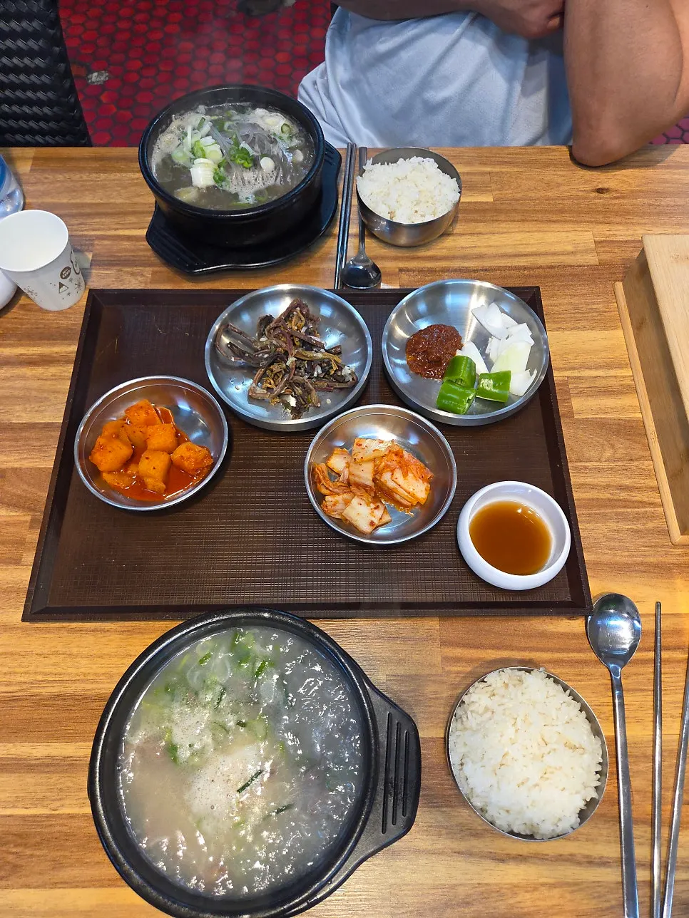 빠르게 차려진 설렁탕과 갈비탕 한 상