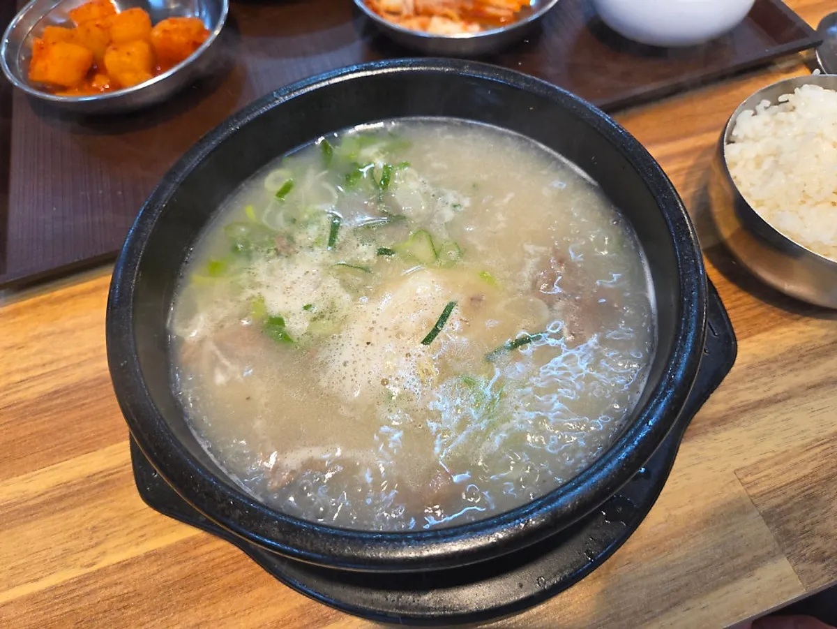 뽀얀 국물의 설렁탕 한 그릇