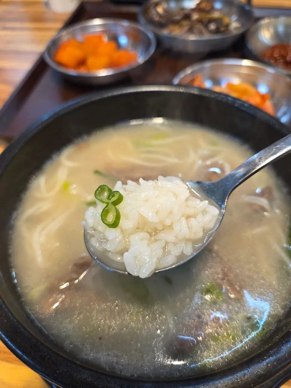 설렁탕 국물에 건져 올린 소면
