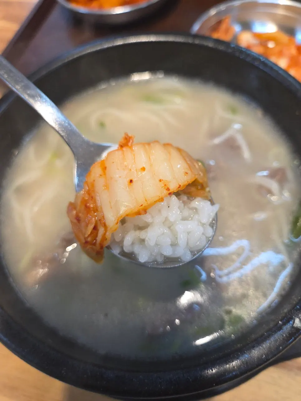 설렁탕에 밥을 말아 먹는 모습