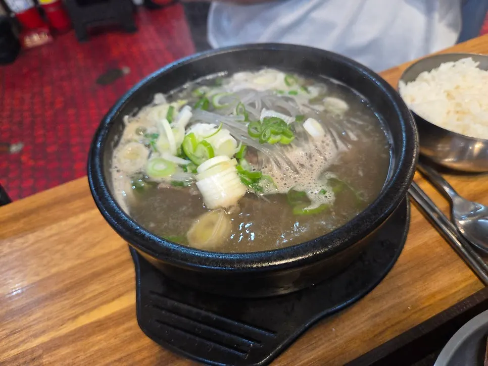 큼직한 갈비가 들어간 갈비탕