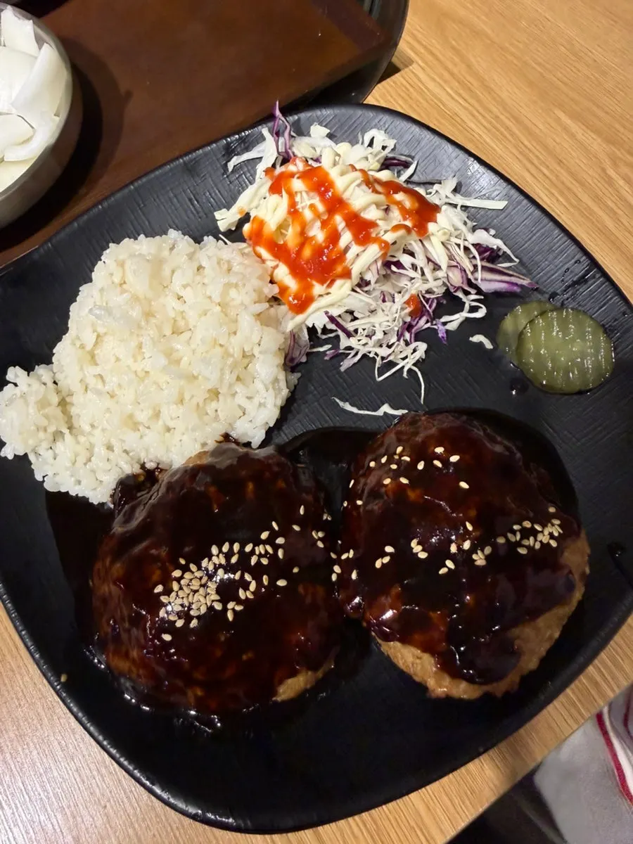 The ordered yukhoe bibimbap and hamburg steak