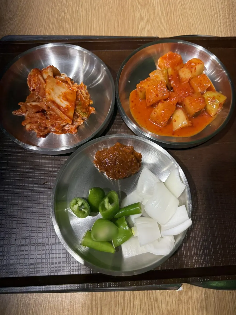 Basic side dishes of kimchi, kkakdugi, onion, and ssamjang