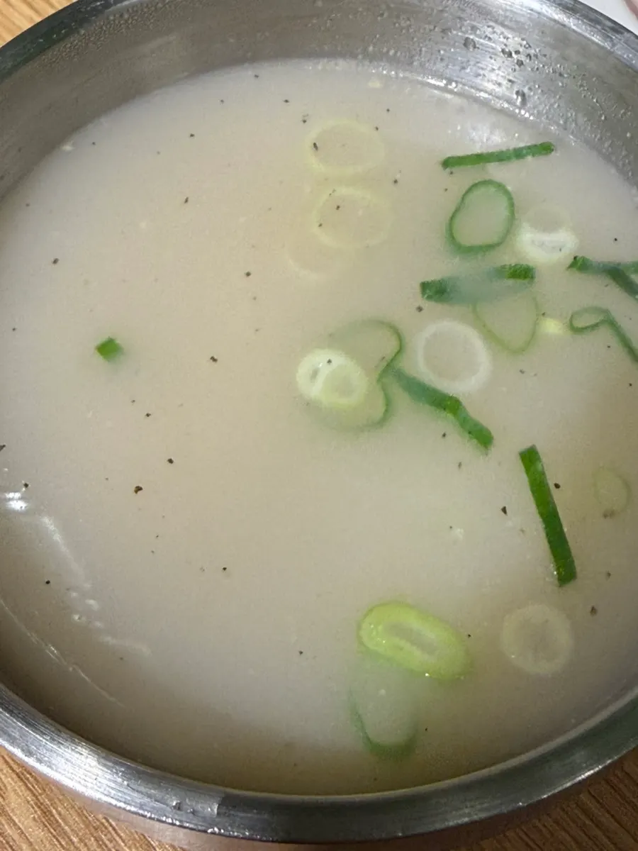 Sprinkling pepper into the seolleongtang soup