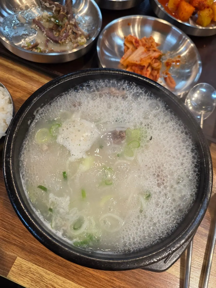 Seolleongtang and galbitang placed side by side on the table