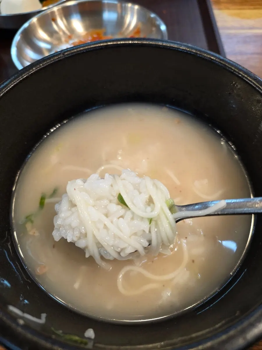 An empty seolleongtang bowl after finishing the meal