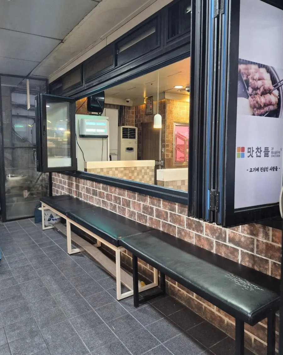 파티션으로 나뉜 매장 내부 좌석