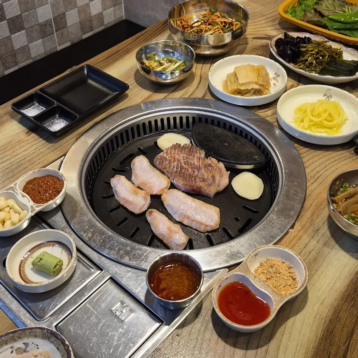 불판 위에서 구워지는 숙성 목살과 항정살