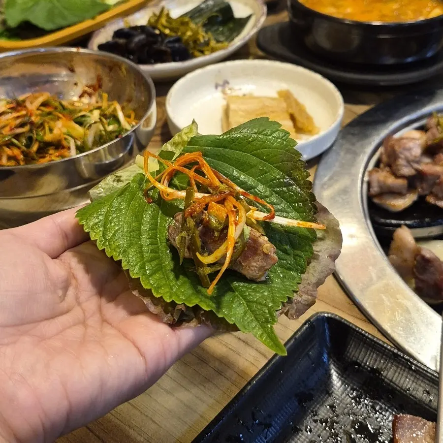 쌈과 함께 놓인 항정살 한 점