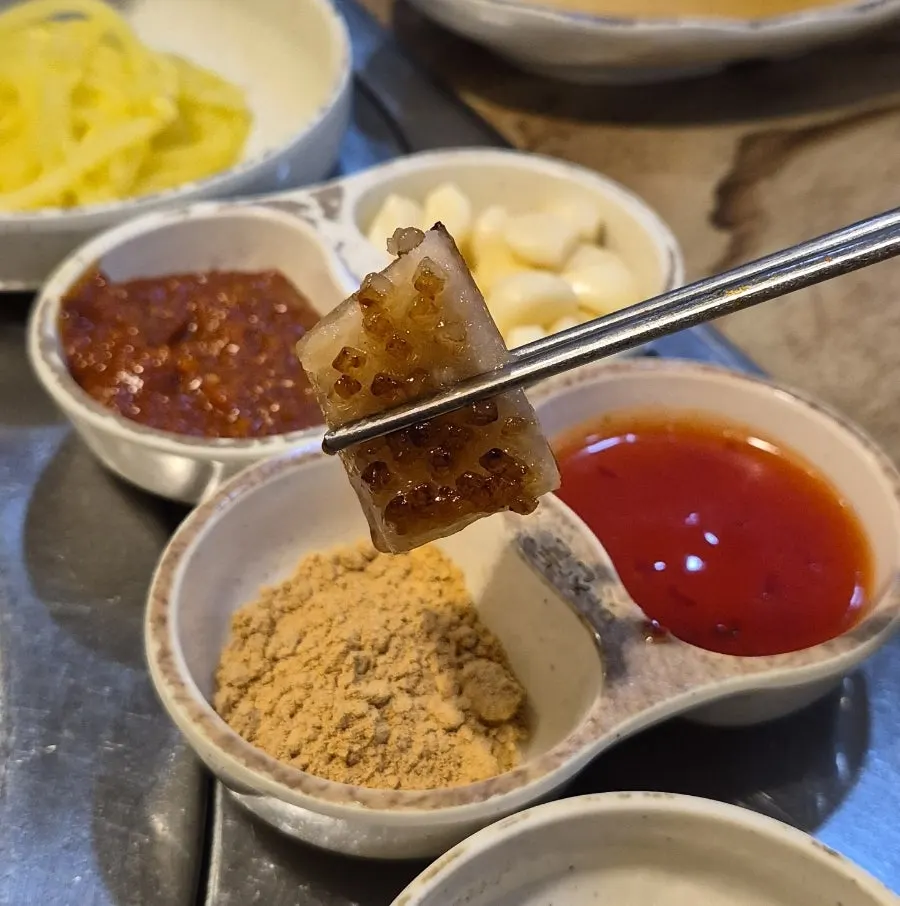 칠리소스가 곁들여진 벌집 껍데기