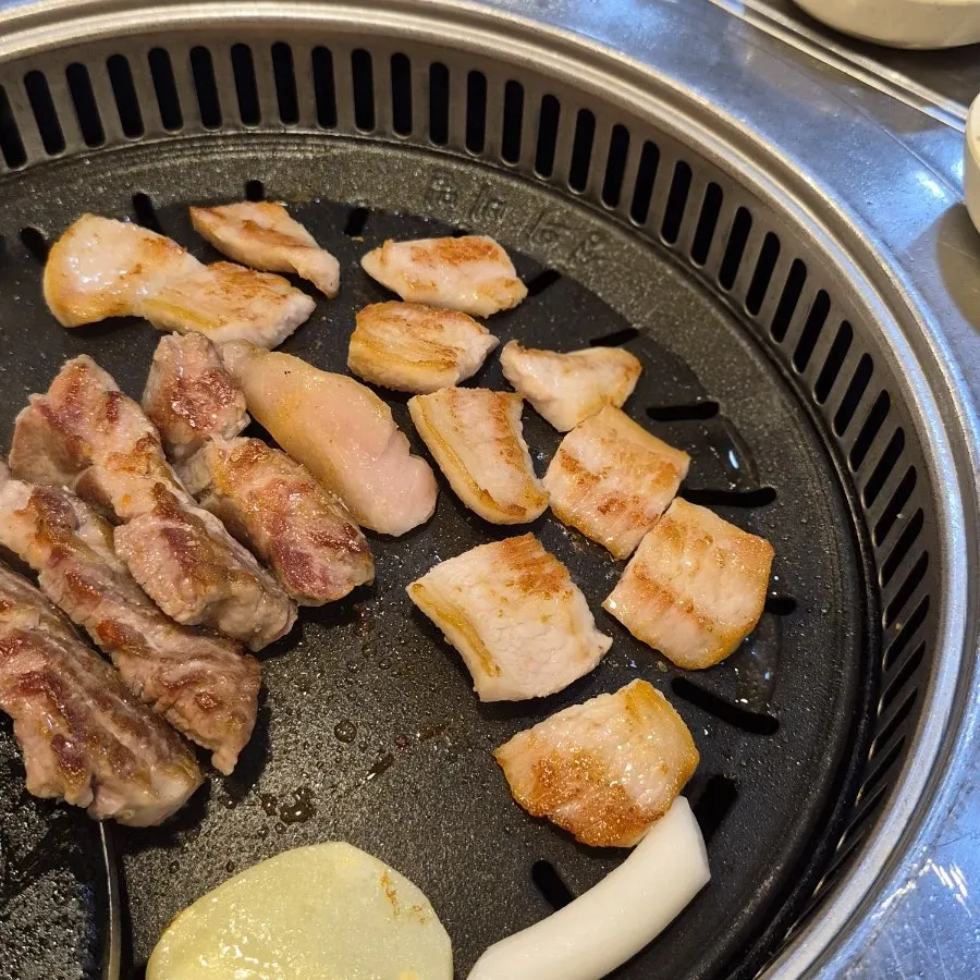 고기와 곁들임이 차려진 테이블 마무리 컷