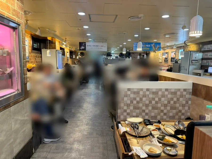 칸막이가 있는 매장 좌석