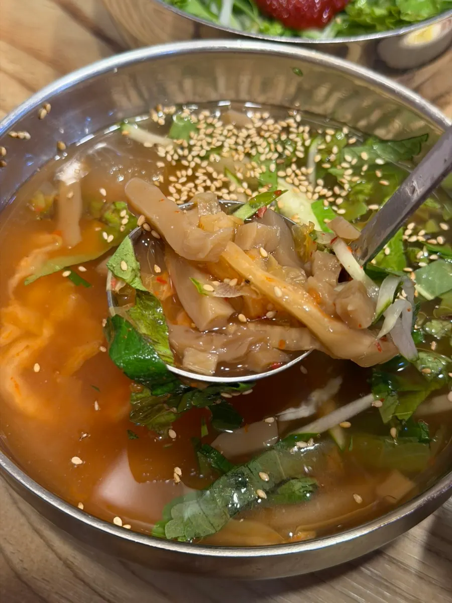 식사 중 제공된 묵사발