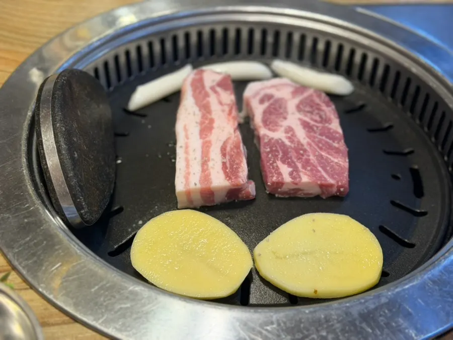마블링 있는 돼지고기와 감자 떡